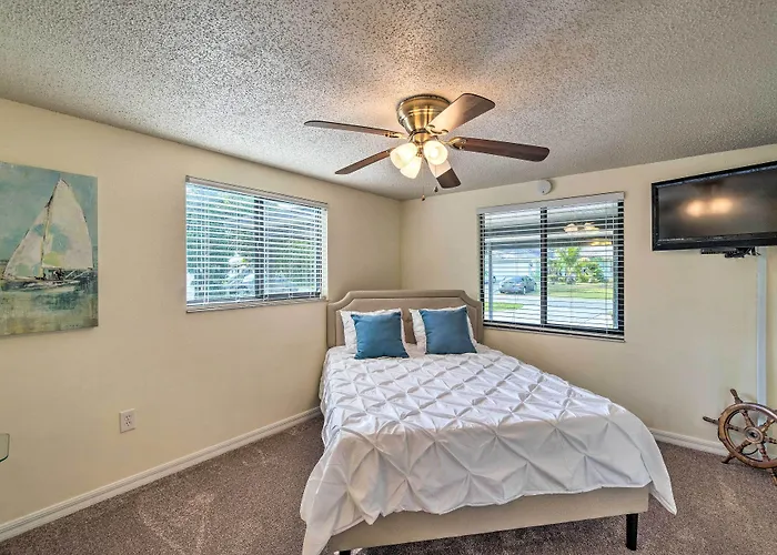 Bright Venice Home W/ Yard < 4 Miles To Beach!